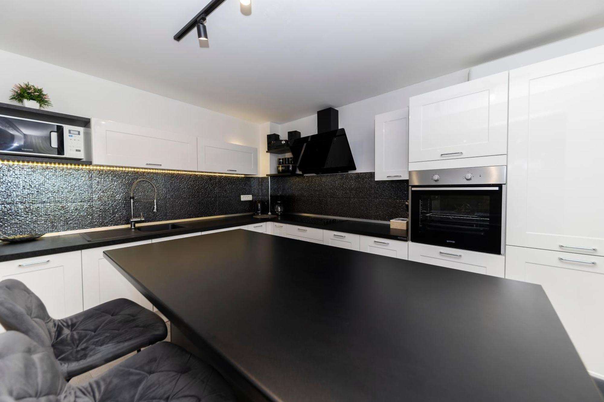 Nikky 2Br Apt. In Old Town Centre Apartment