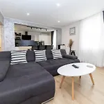Nikky 2Br Apt. In Old Town Centre