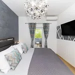 Nikky 2Br Apt. In Old Town Centre