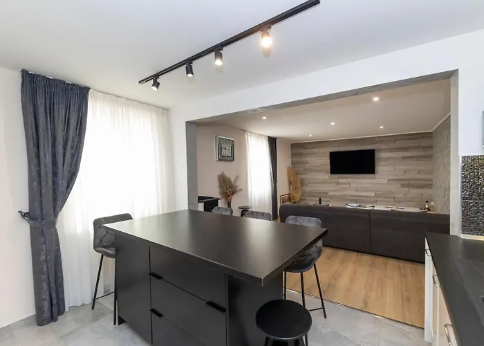 Nikky 2Br Apt. In Old Town Centre