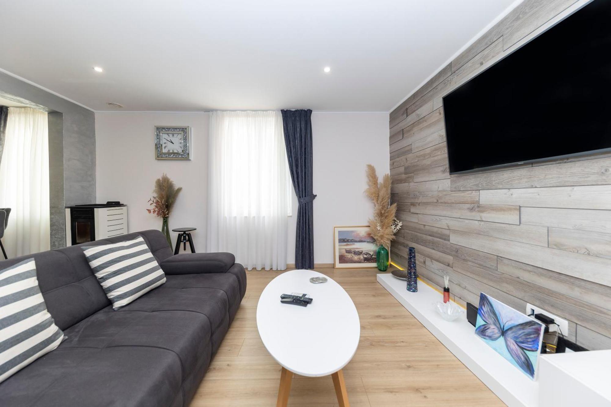 Nikky 2br Apt. In Old Town Centre