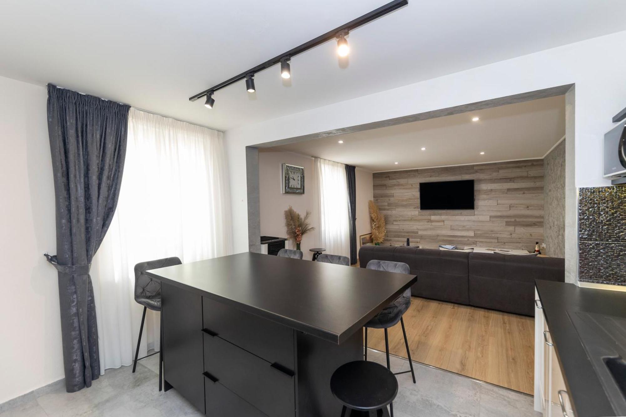 Nikky 2br Apt. In Old Town Centre *